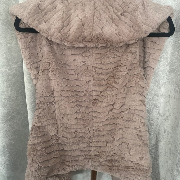 Brand new Faux Vest with pockets - Picture 2 of 3